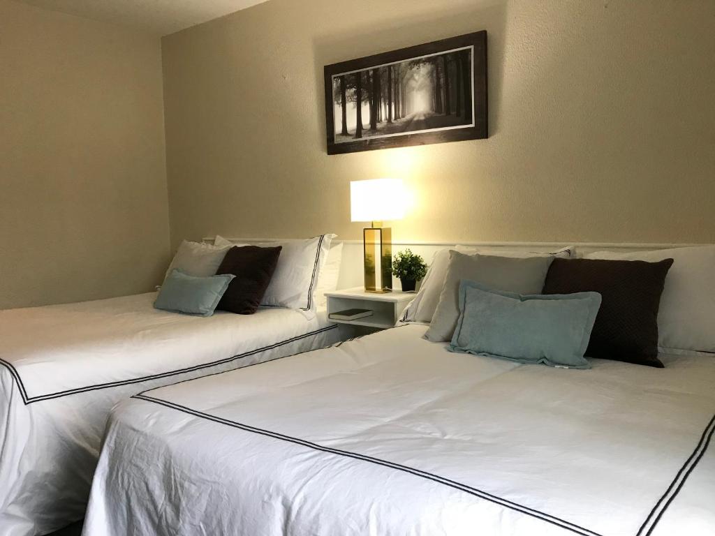 two beds sitting next to each other in a room at Western Lodge in Kimberley