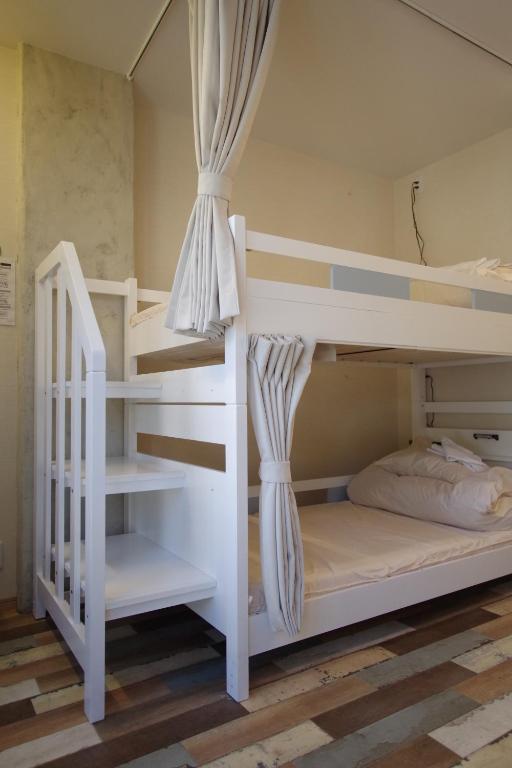 Postel nebo postele na pokoji v ubytování Cinnamon Guesthouse Dogo