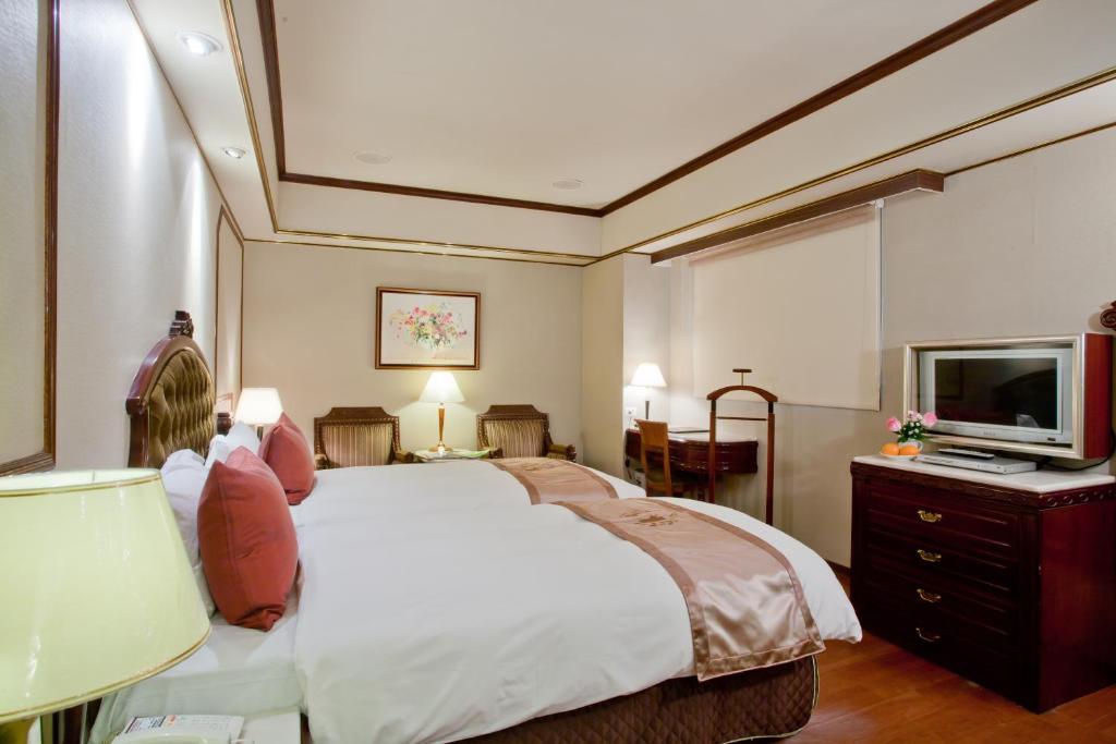 Televiisor ja/või meelelahutuskeskus majutusasutuses Charming City Songshan Hotel
