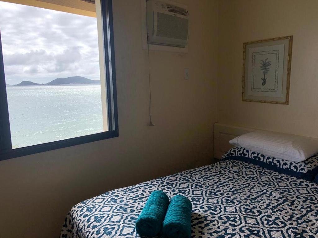 une chambre avec un lit avec vue sur l'océan dans l'établissement Cobertura frente ao mar, à Florianópolis