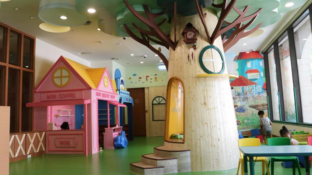 a room with a toy tree and a clock in it at E-DA Royal Hotel in Dashu