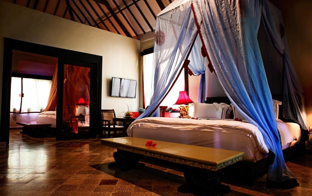 Postel nebo postele na pokoji v ubytování Hotel Tugu Lombok