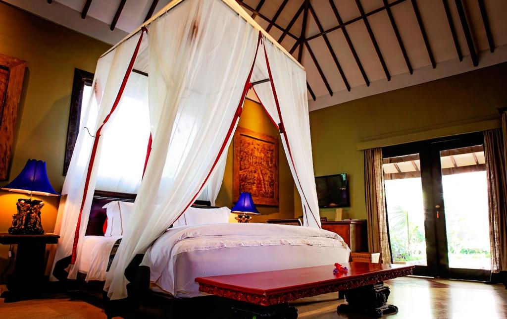 Postel nebo postele na pokoji v ubytování Hotel Tugu Lombok