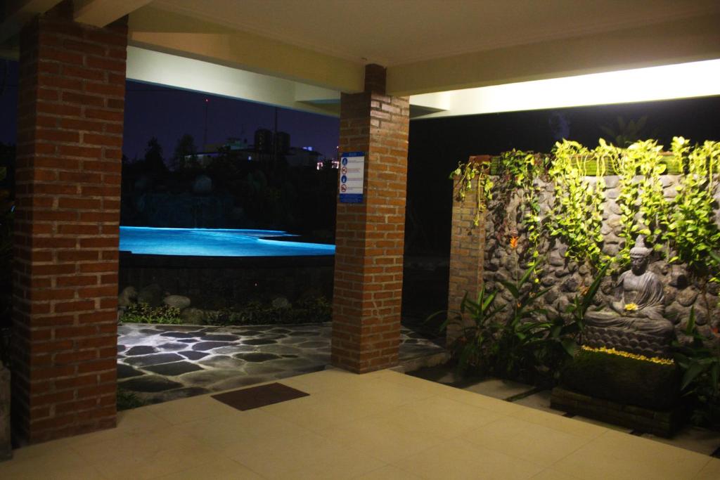 Bazén v ubytování Puri Pangeran Hotel nebo v jeho okolí