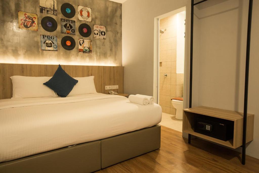 Cama o camas de una habitación en HOTEL CIQ, JALAN TRUS
