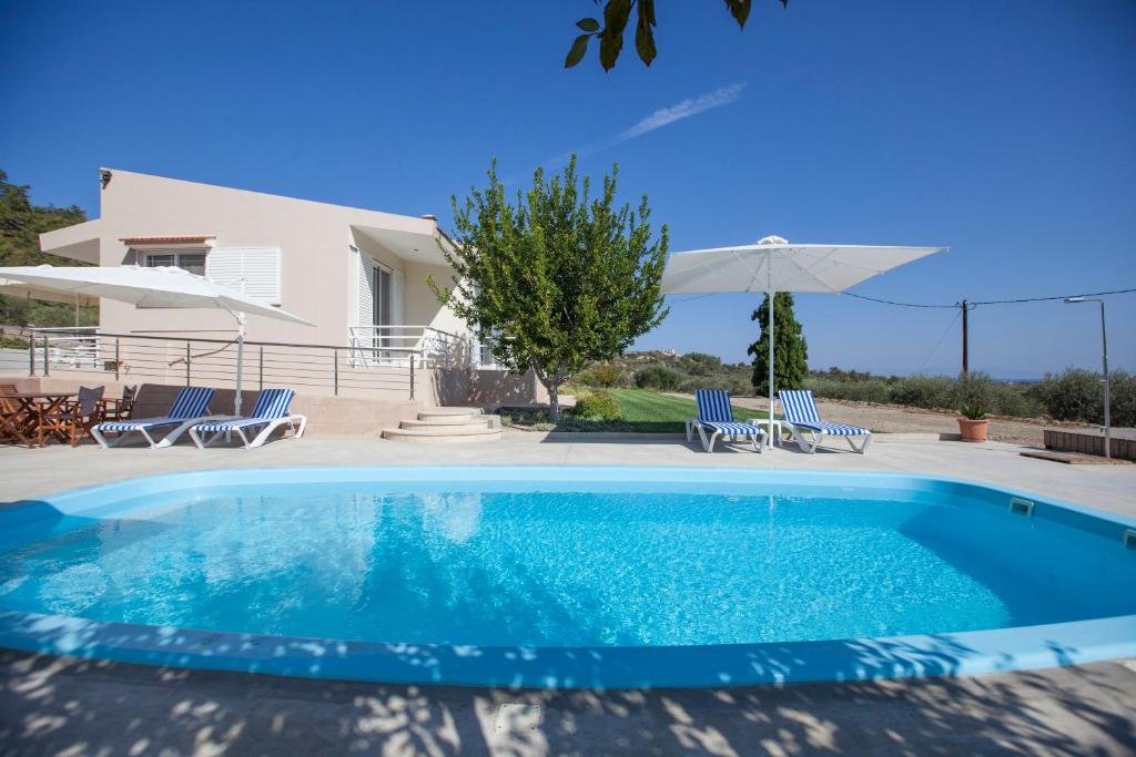 Basen w obiekcie The Olive Grove Villa Private Pool with star links WiFi lub w pobliżu