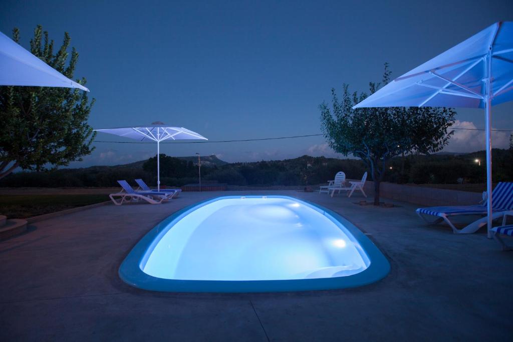 Basen w obiekcie The Olive Grove Villa Private Pool with star links WiFi lub w pobliżu