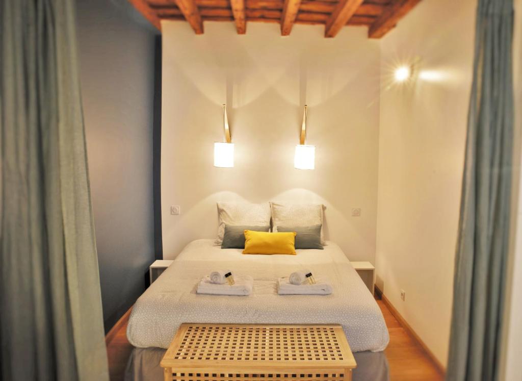 une chambre avec un lit avec deux serviettes dessus dans l'établissement Le Saint Georges - Vieux Lyon - Majord'Home, à Lyon