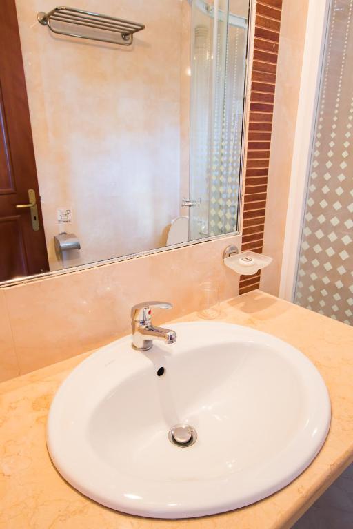 Łazienka w obiekcie Kyra Panagia Hotel