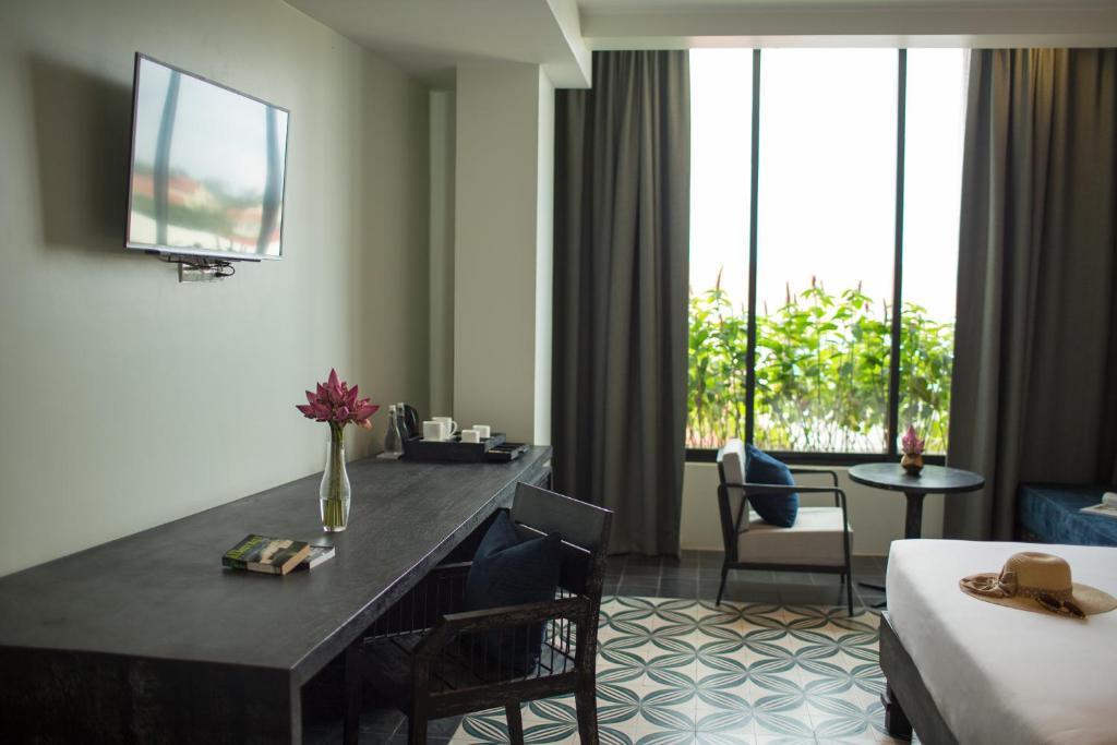 Postel nebo postele na pokoji v ubytování Monthara Angkor Residence