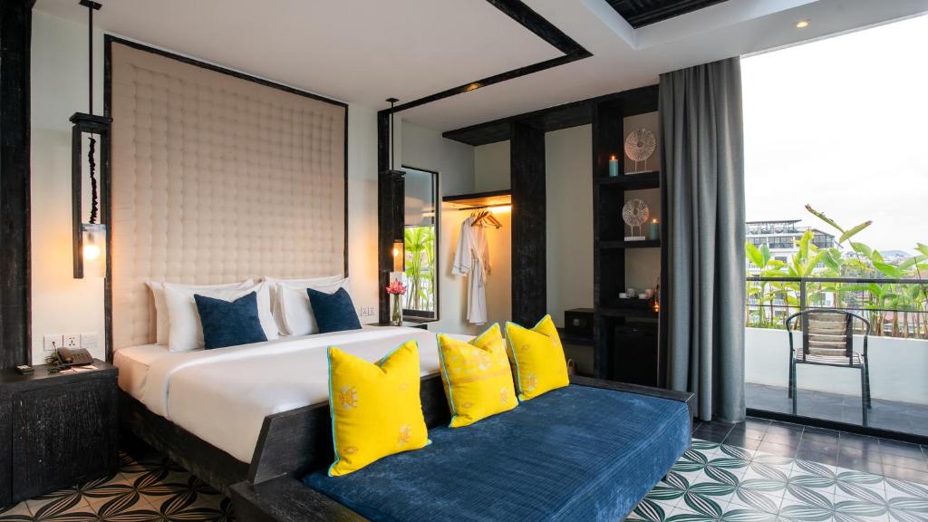 Postel nebo postele na pokoji v ubytování Monthara Angkor Residence