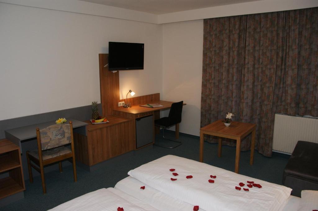 Postel nebo postele na pokoji v ubytování Dolomitenhotel Lienz