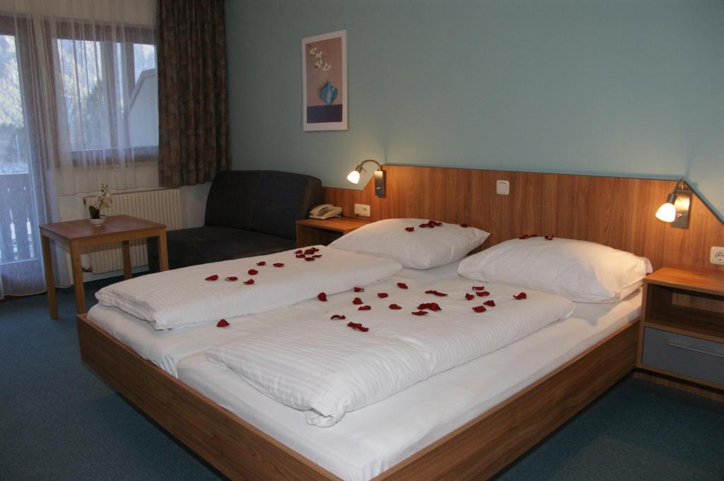 Postel nebo postele na pokoji v ubytování Dolomitenhotel Lienz