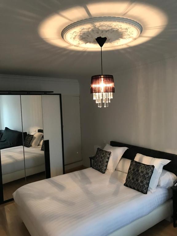 Een bed of bedden in een kamer bij Appartement du Couvent