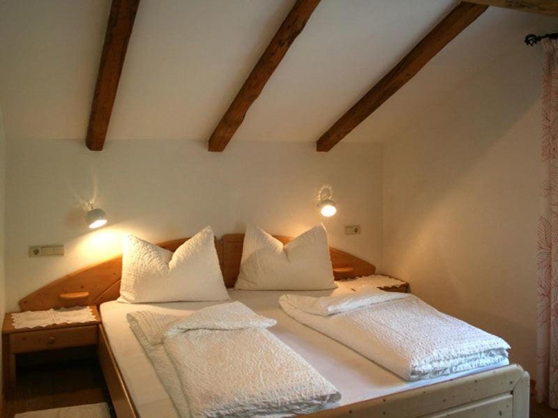 a bedroom with two beds with white pillows at Residence Streitlhof in Tirolo