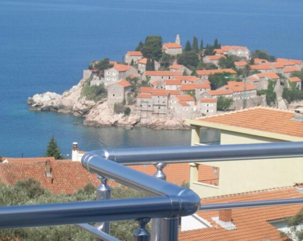 balcone con vista sulla città. di Apartments Marija a Sveti Stefan