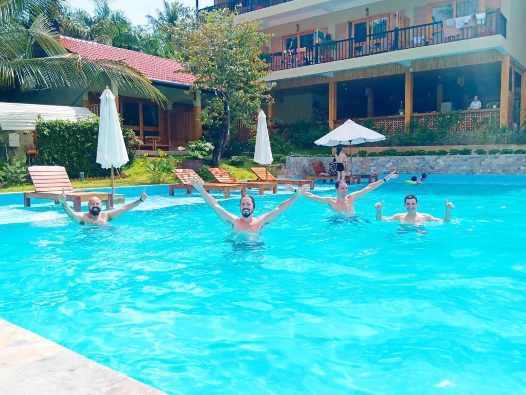 Hồ bơi trong/gần Azura Resort