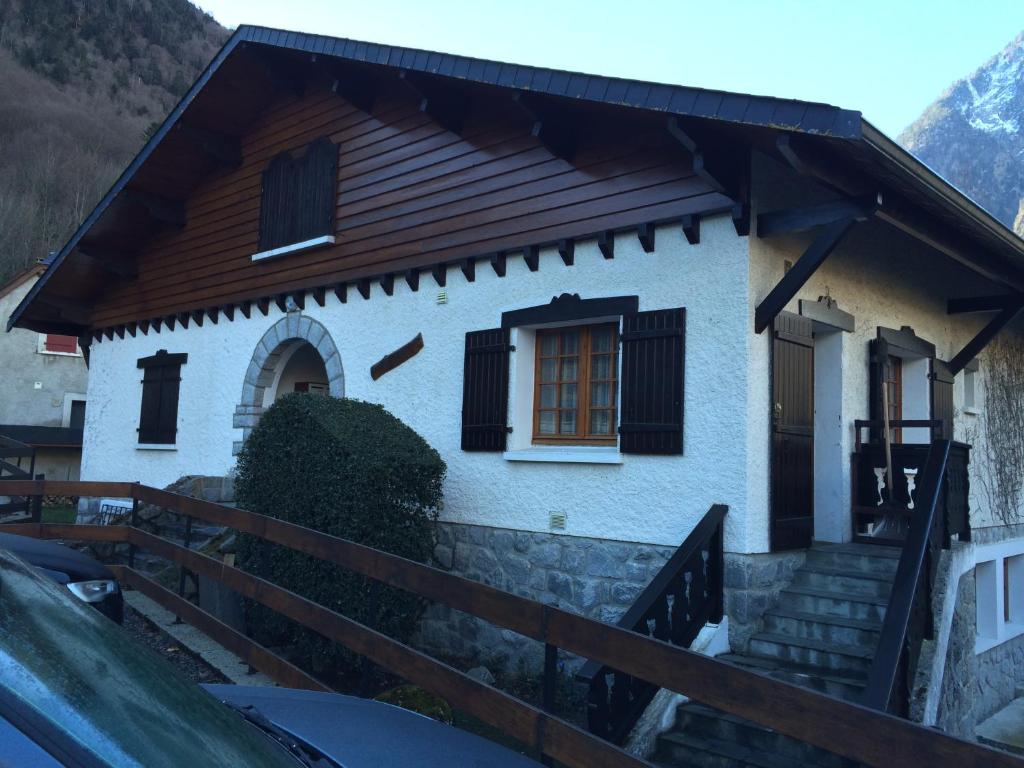 ein kleines weißes Haus mit einem Holzdach in der Unterkunft Chalet "Le Mayouret" - STUDIO N°4 - chemin des écureuils in Cauterets