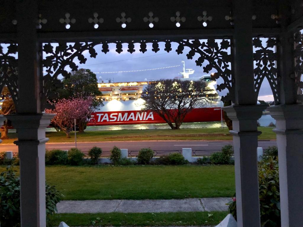 una puerta con un tren en el fondo en Riverbank villa, en Devonport