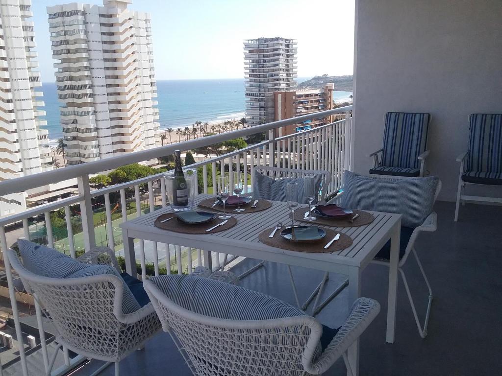 PRECIOSO APARTAMENTO EN FRENTE DE LA PLAYA, Alicante, Spain ...