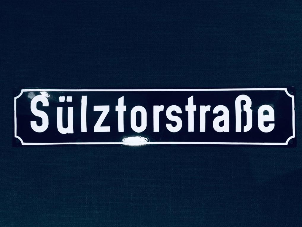 un letrero de la calle con las palabras silicato en él en Zum Sülztor, en Lüneburg