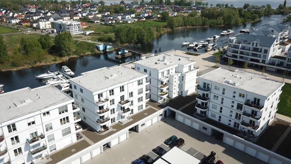 una vista aérea de los edificios situados junto a un río en Zernsee-Perle an der Hafenpromenade in Werder, en Werder