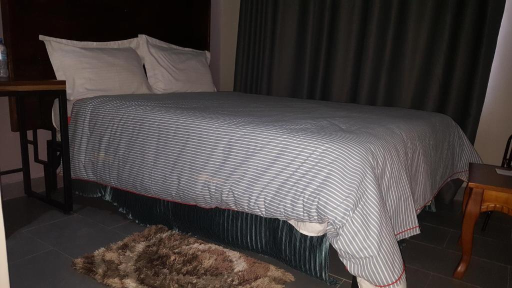 Postel nebo postele na pokoji v ubytování Bml Highway Hotel