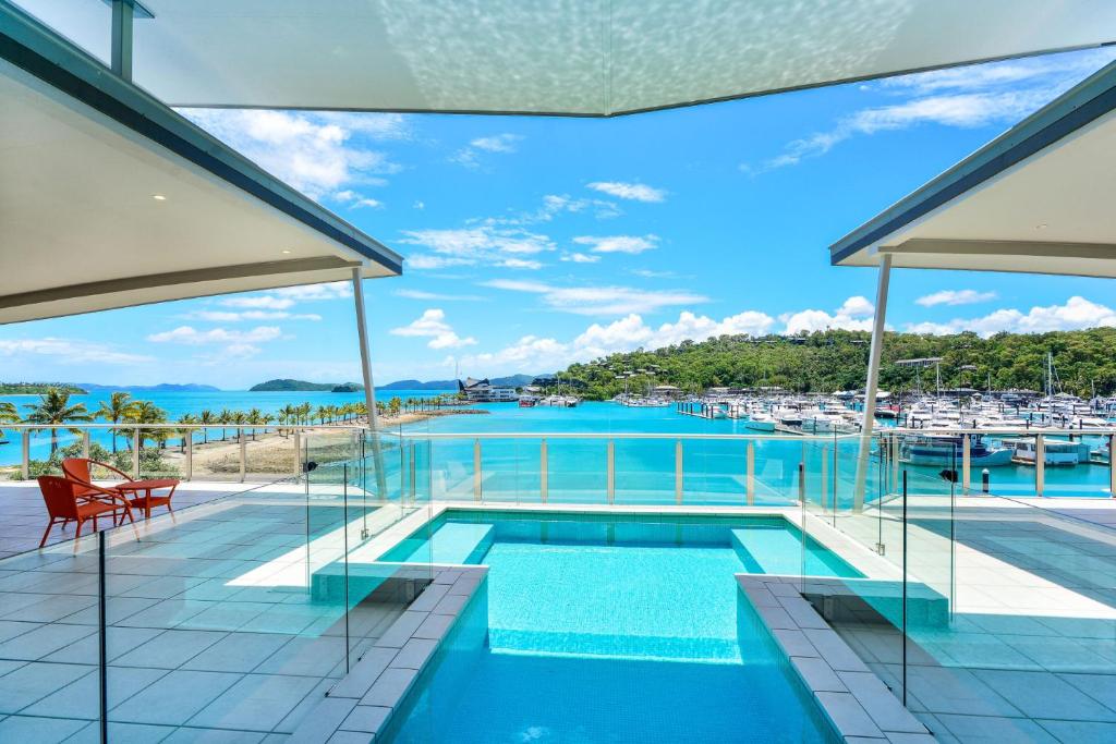 einen Pool mit Blick auf den Yachthafen in der Unterkunft Pavillions Penthouse 25 - 4 Bedroom Luxury Ocean View Hamilton Island in Hamilton Island