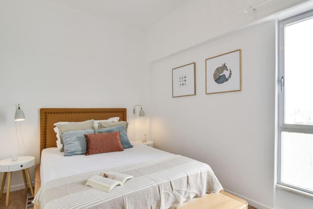 Well-design 1 bedroom apartment in Encarnaçãoにあるベッド