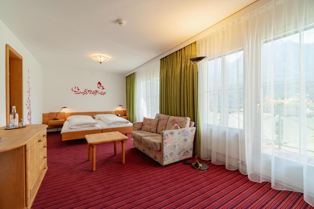 Postel nebo postele na pokoji v ubytování Typically Swiss Hotel Altana