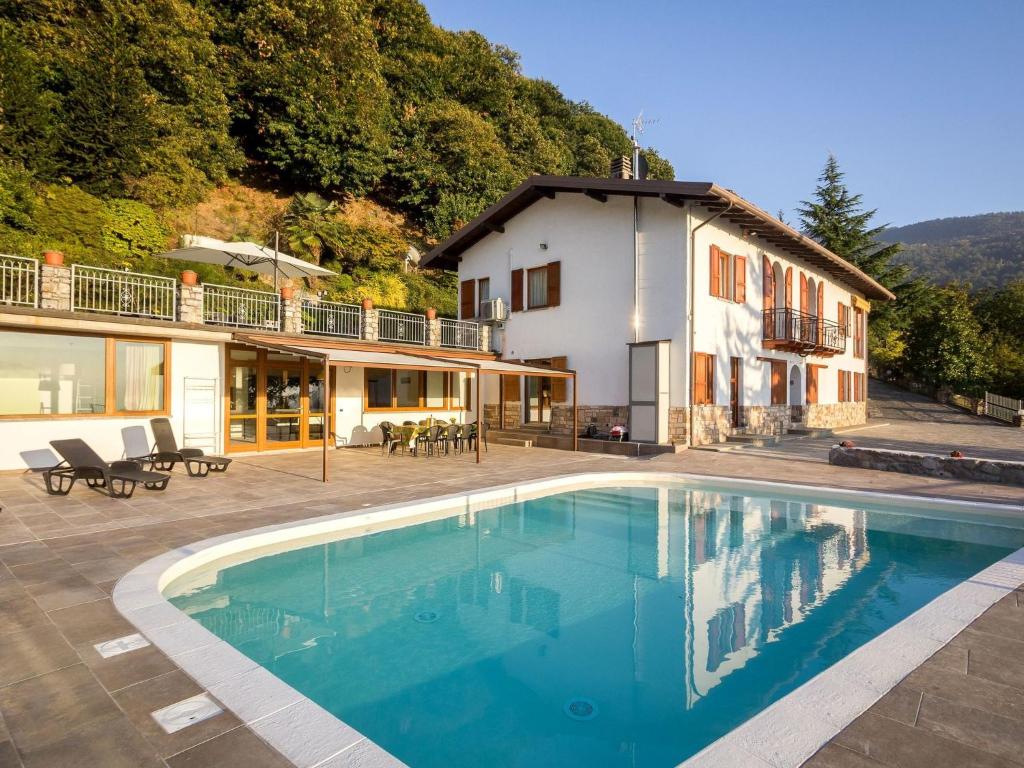 una gran piscina frente a una casa en Belvilla by OYO Villa Meraviglia en Artogne