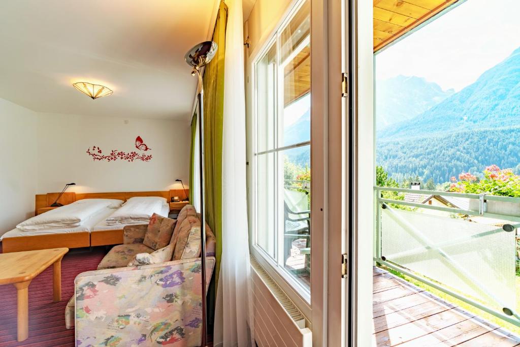Nespecifikovaný výhled na hory nebo výhled na hory při pohledu z hotelu