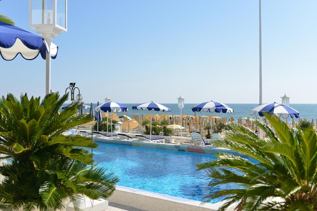 Bazén v ubytování Hotel Anthony nebo v jeho okolí