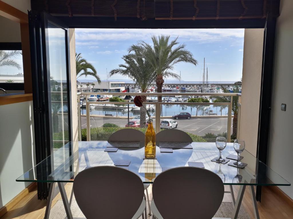 ロケタス・デ・マルにあるHarbour Apartmentの通りの景色を望むガラステーブル(椅子付)