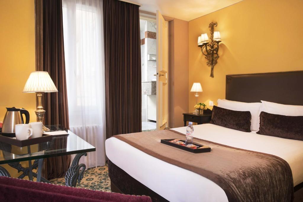 Postel nebo postele na pokoji v ubytování Hotel Des Deux Continents