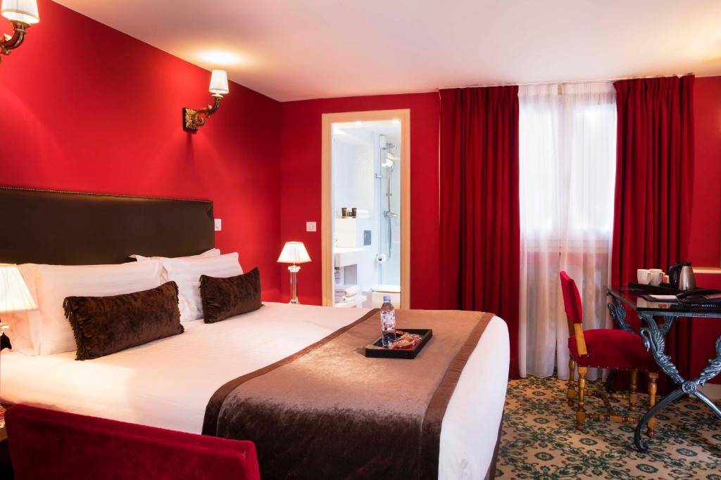 Postel nebo postele na pokoji v ubytování Hotel Des Deux Continents