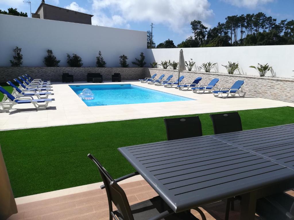 
The swimming pool at or near Alojamentos Campo & Mar - Vivenda Golden House
