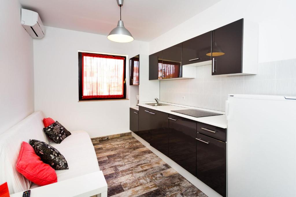 Kuchyňa alebo kuchynka v ubytovaní Apartment Karabaic by El-Pi Tours