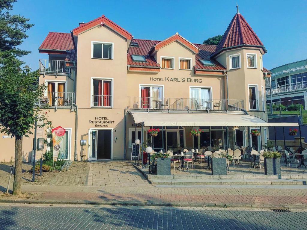 um edifício com um restaurante em frente em Hotel Karl's Burg em Kolpinsee