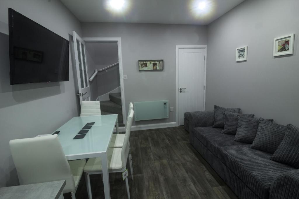 159 Smart Apartments في نيوارك أبون ترينت: غرفة معيشة مع طاولة وأريكة