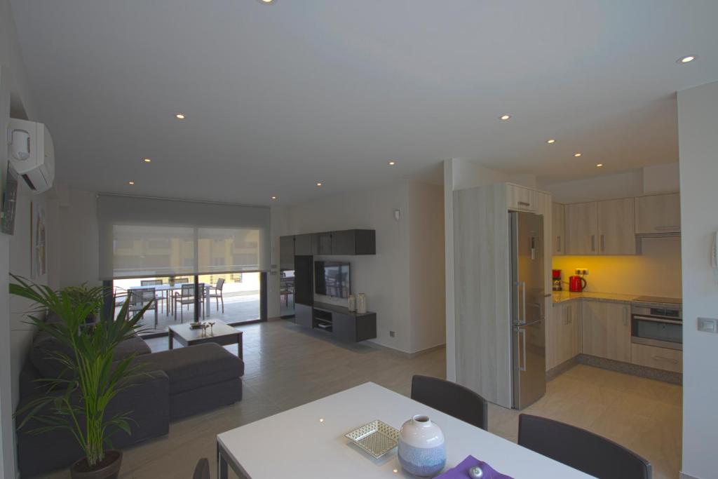 a kitchen and a living room with a table and chairs at Idaira in El Guincho