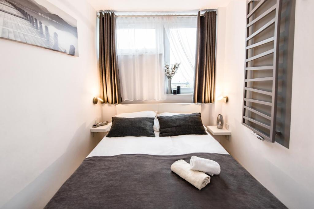 Postel nebo postele na pokoji v ubytování Alma Apartments Grzybowska