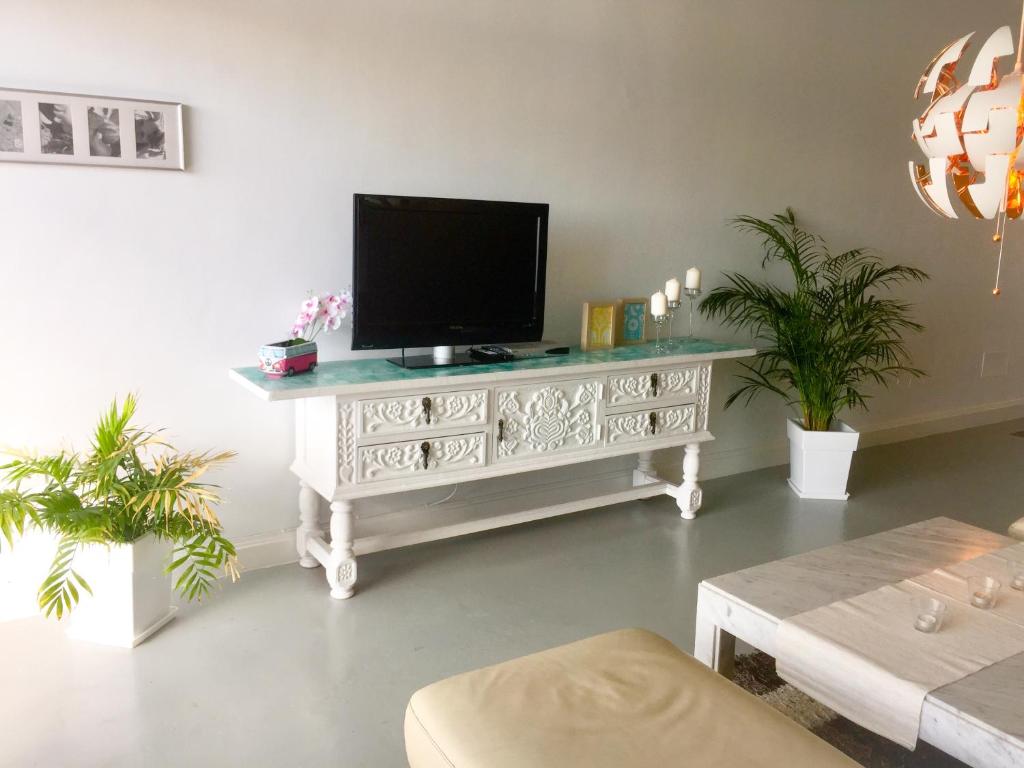 Televízia a/alebo spoločenská miestnosť v ubytovaní Casa Flamingo, Sea View Apartment