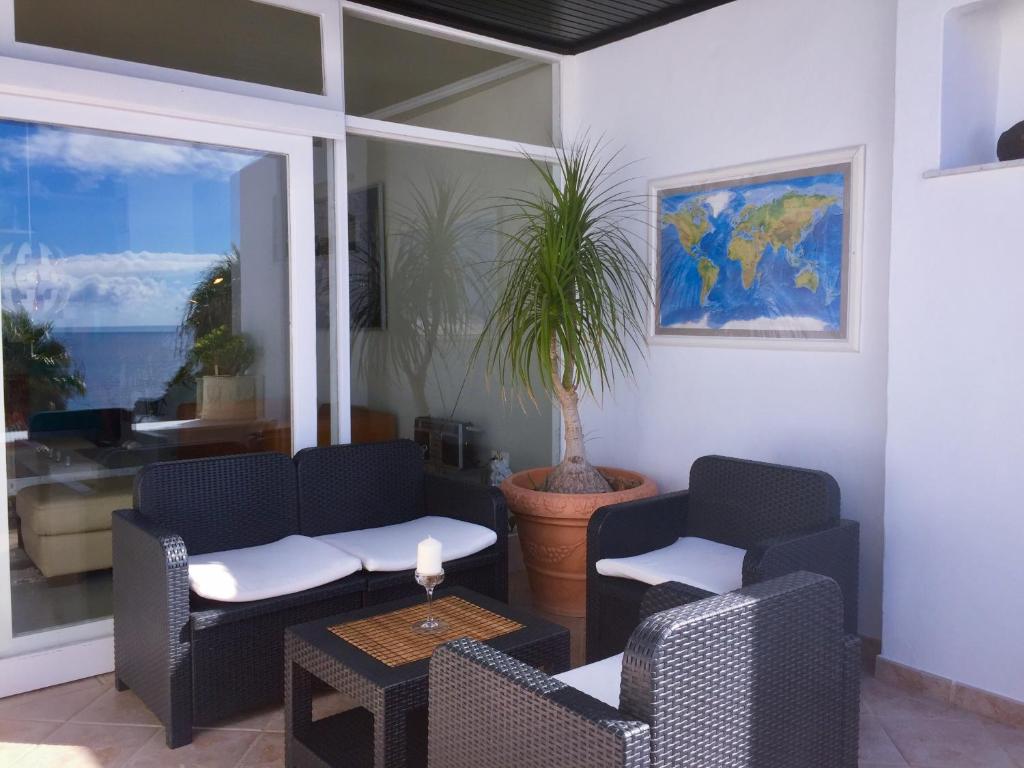 Posedenie v ubytovaní Casa Flamingo, Sea View Apartment