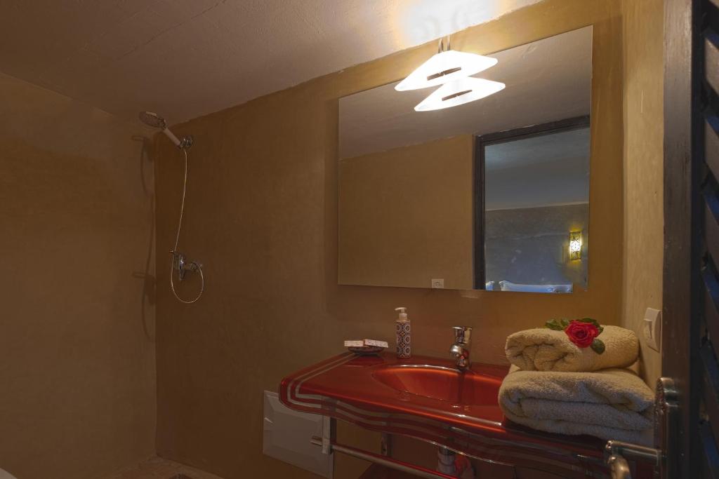 Postel nebo postele na pokoji v ubytování Riad Adrar