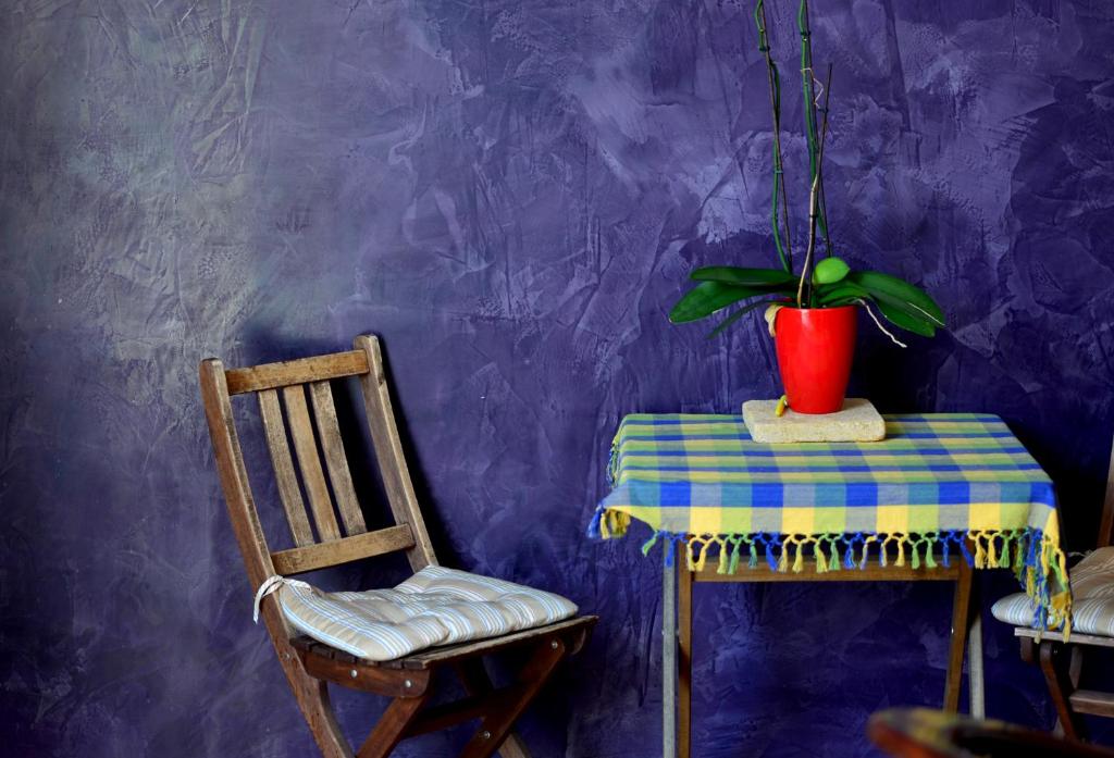 een tafel met een stoel en een potplant erop bij Stylish, Cosy & Central "Self-Check-In" Apartment in Wenen