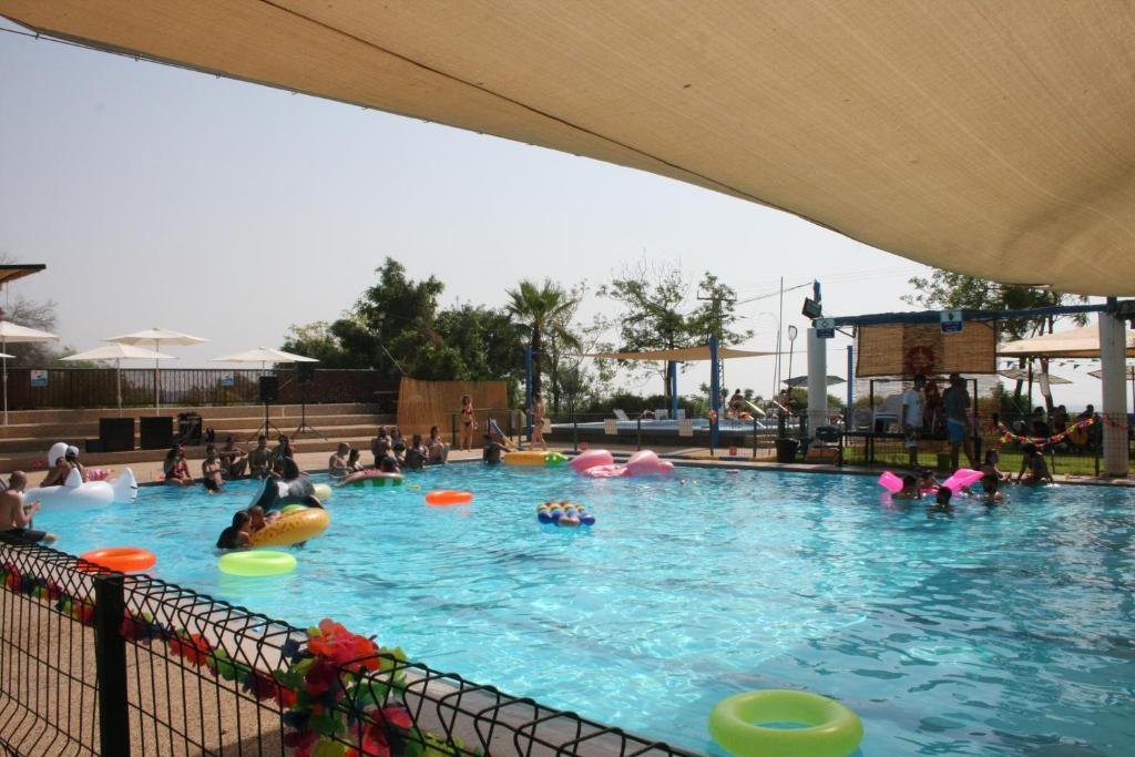 Bazén v ubytování Neve Shalom Hotel nebo v jeho okolí