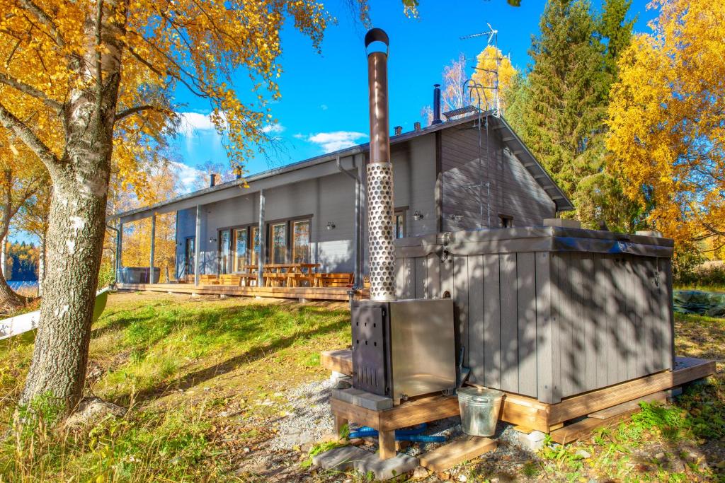 an outside view of a building with a stove at Evon Luonto - Aulangon Rantahuvila in Hämeenlinna