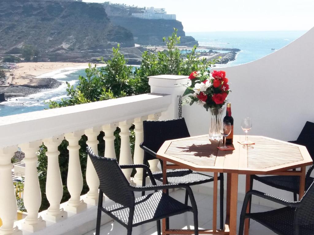 モガンにあるOcean View Apartment Monseñorの海の景色を望むバルコニー(テーブル、椅子付)