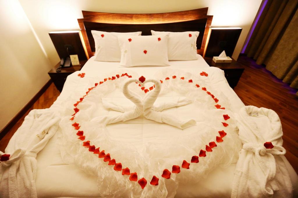 uma cama com um coração feito de rosas em Grand Gabriel em Jounieh